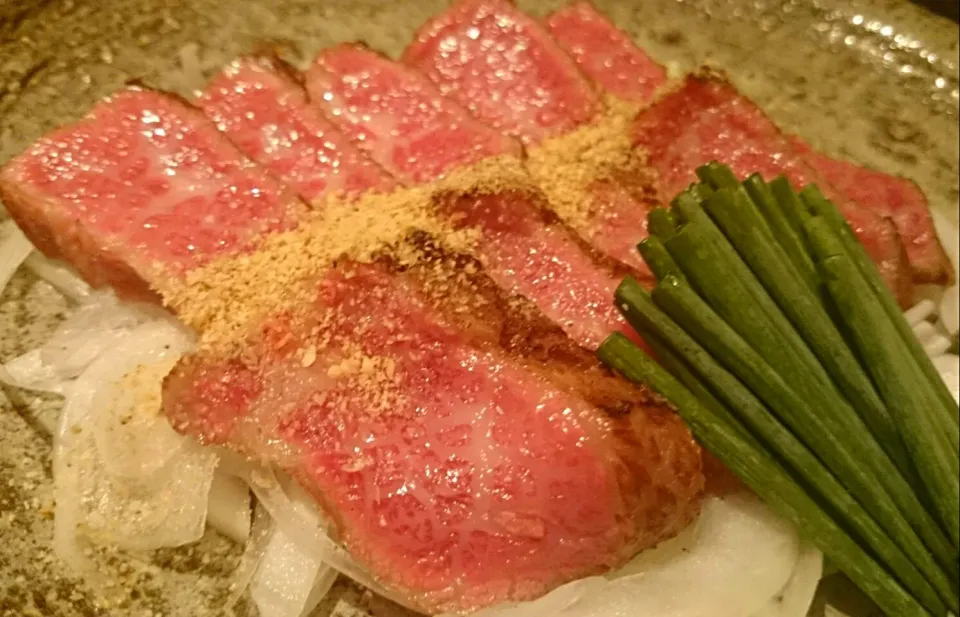 炙り牛ロースはウマイね󾬆
酢醤油もいいけど、醤油にニンニク
を入れた方が旨かった❗＼(^o^)／|Akira Satouさん