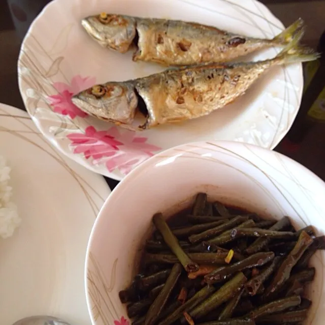 鯵のような魚の唐揚げとシータウ（インゲンみたいな野菜）のアドボ（醤油煮）|Kenny Hiraiさん