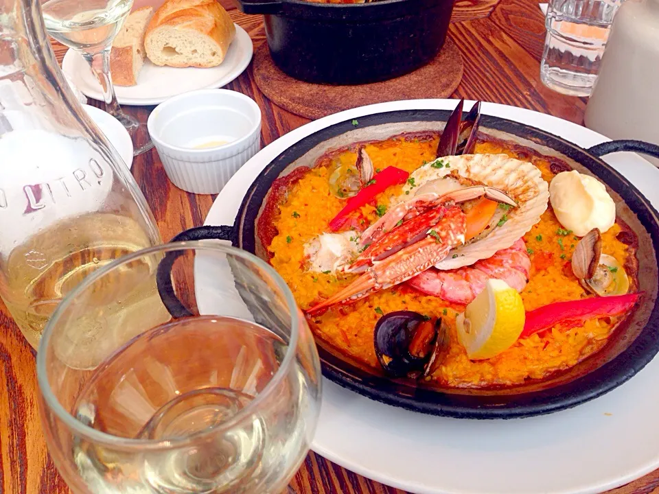 White wine + paella seafood =perfecto 👍|reviliaさん