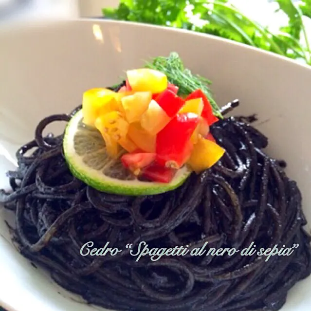 Spaghetti al nero di sepia.  ランチ食べそこねてこんな時間にパスタ  時々食べたくなるイカ墨ぃ（￣ー￣)∨|Cedro🍋さん