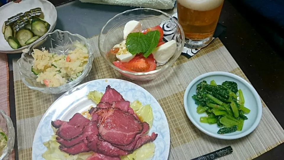 Snapdishの料理写真:ローストビーフ＆ポテトサラダ＆小松菜のゴマ汚し＆カプレーゼ|まぐろさん