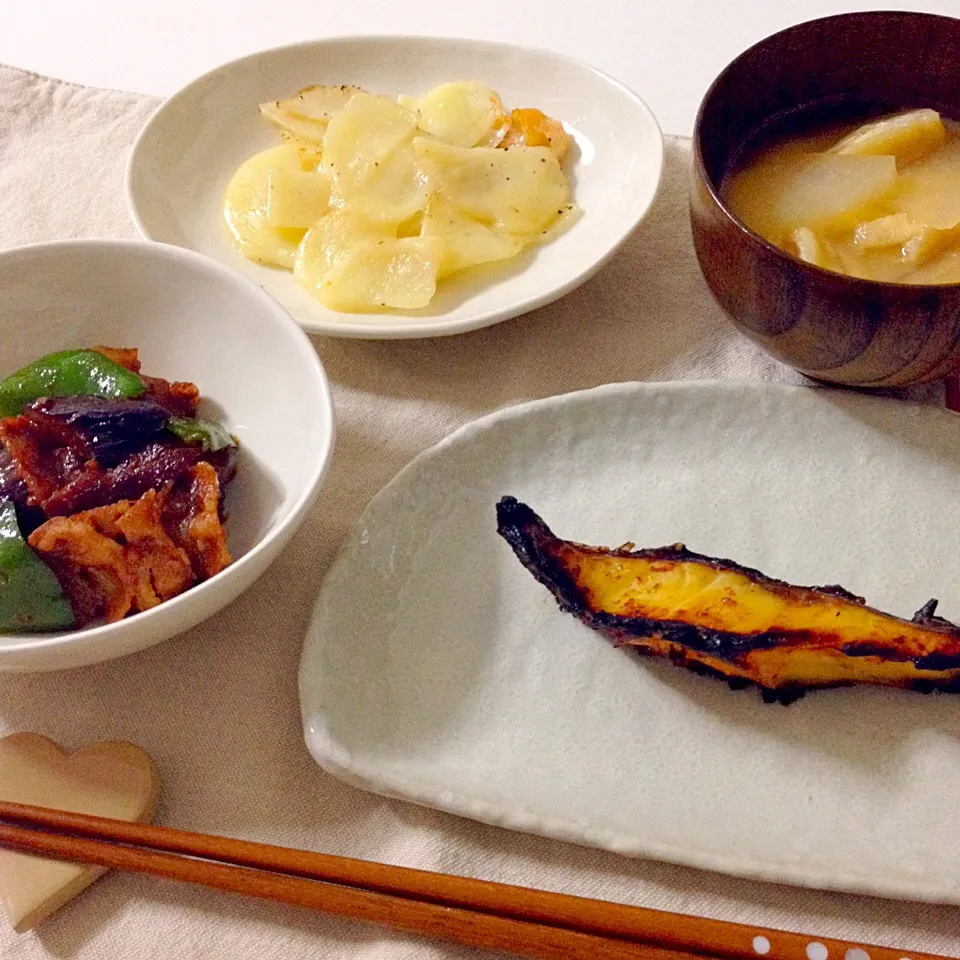 つぼ鯛の西京漬け・豚肉と茄子とピーマンのピリ辛炒め・チーズポテト・お味噌汁(大根、揚げ)|Accaさん