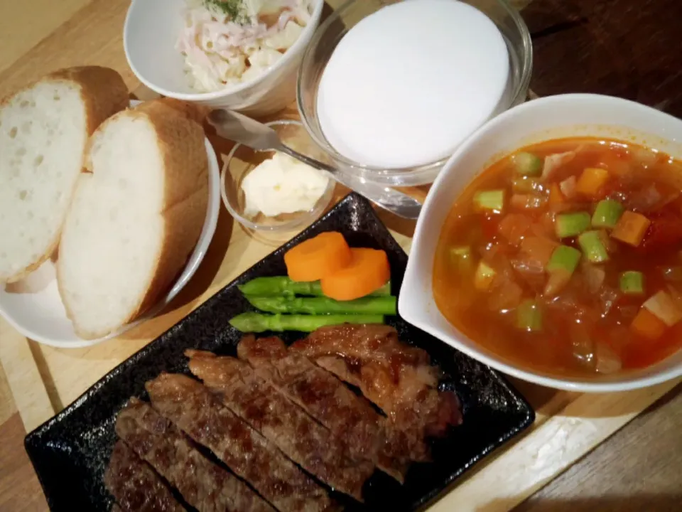 Snapdishの料理写真:ファイトいっぱーつ♪ステーキ定食♬|マカロンさん