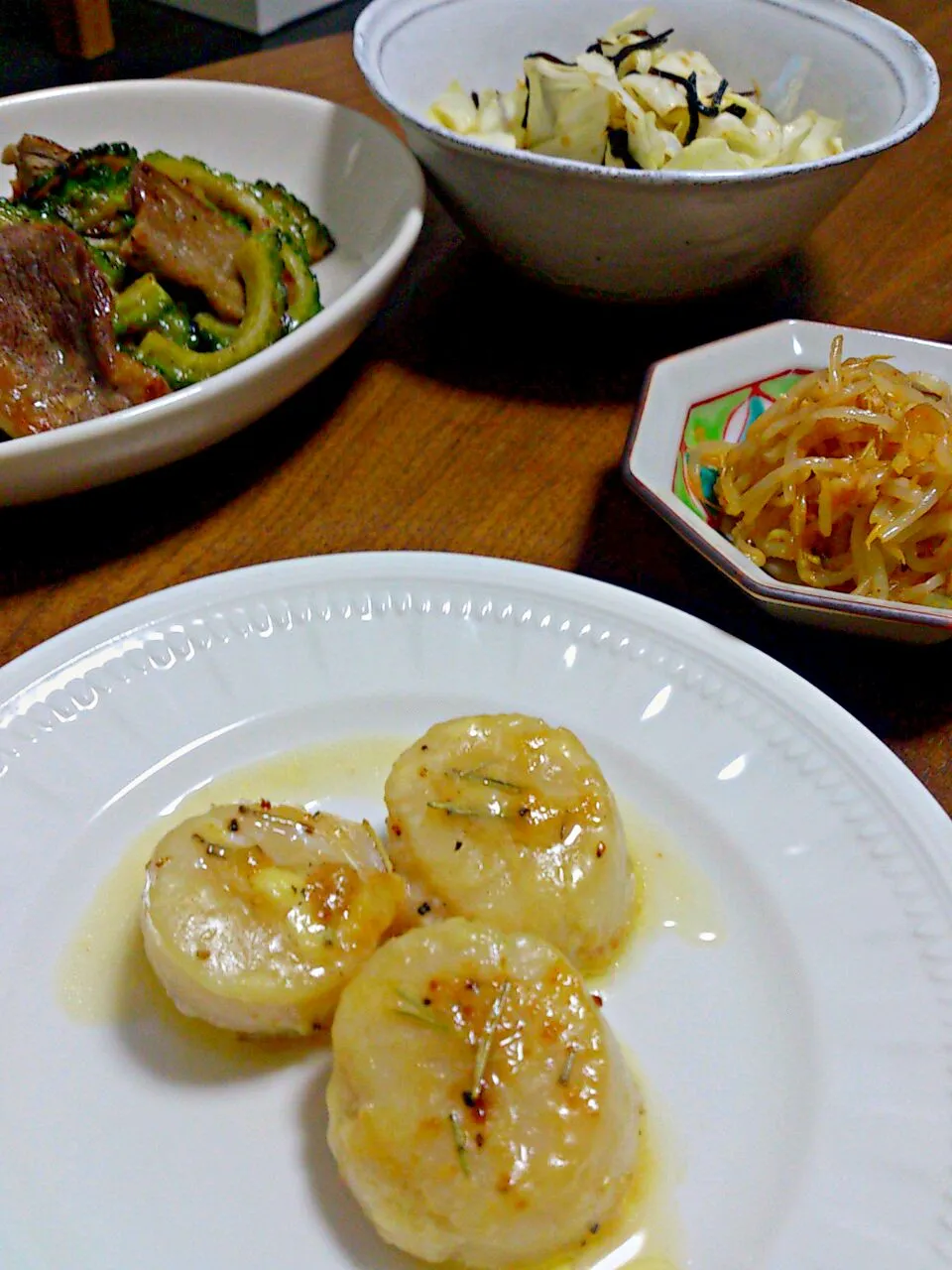 今日のシホ食堂！ホタテのローズマリーソテー 、ゴーヤーの塩ダレチャンプルー、もやしのナムル、塩こんぶキャベツ、オクラ入の具沢山お味噌汁。|shihopさん