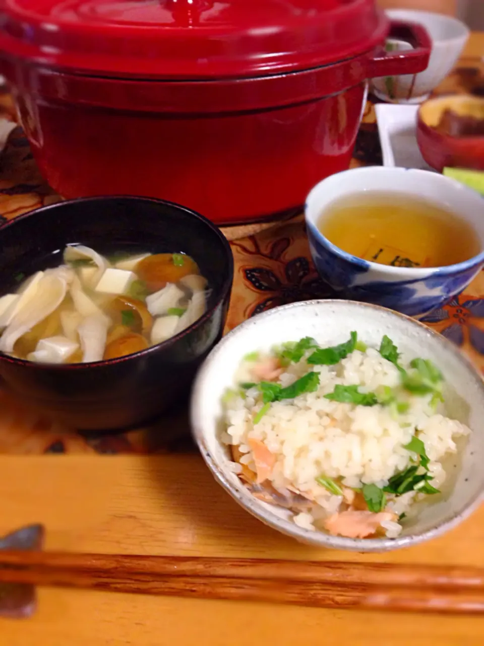 Snapdishの料理写真:ストウブで秋鮭の炊き込みご飯、ほんのり味噌風味。キノコ汁🍄|kctreeさん