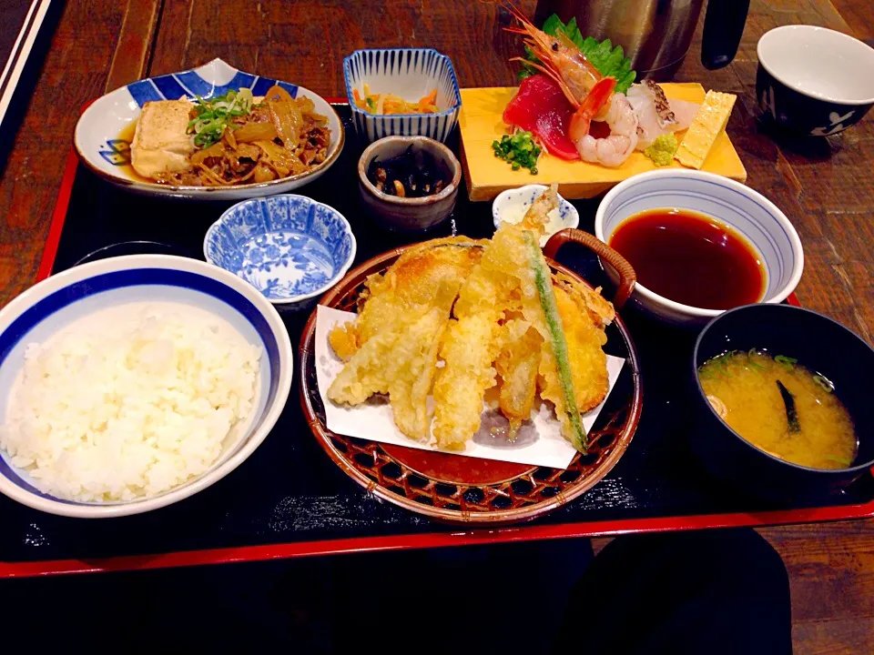 Snapdishの料理写真:ライバル店の肉豆腐と天ぷらの定食(>_<)|Shinpei Yamaokaさん