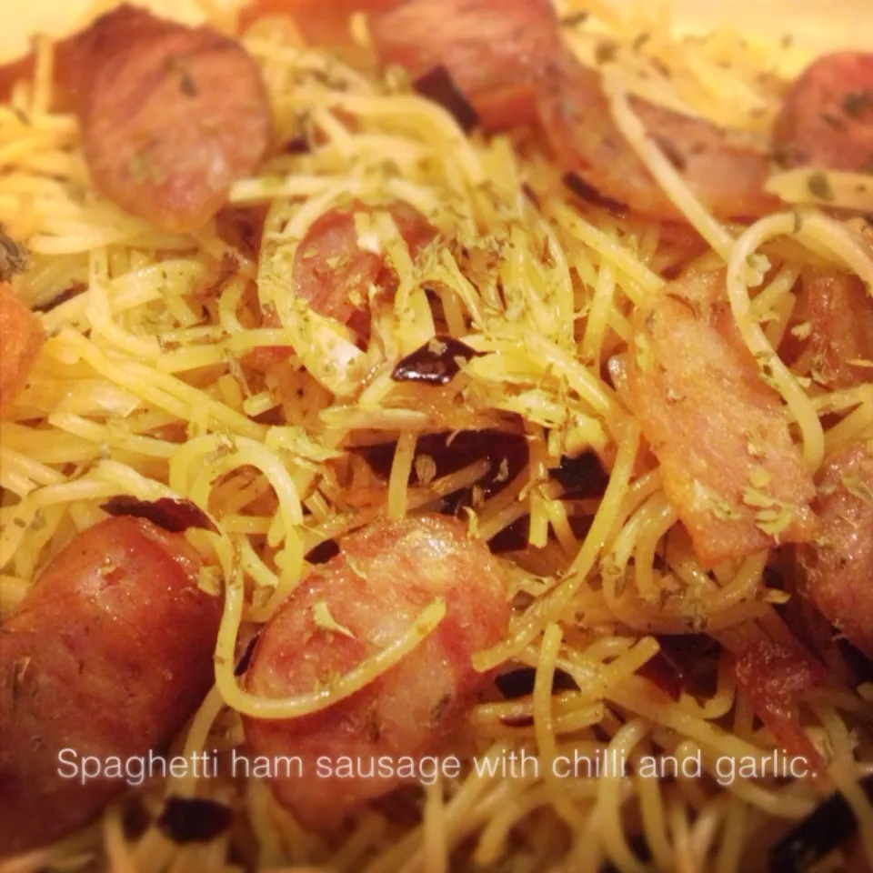 Spaghetti ham sausage with chilli&garlic.|yongyongさん