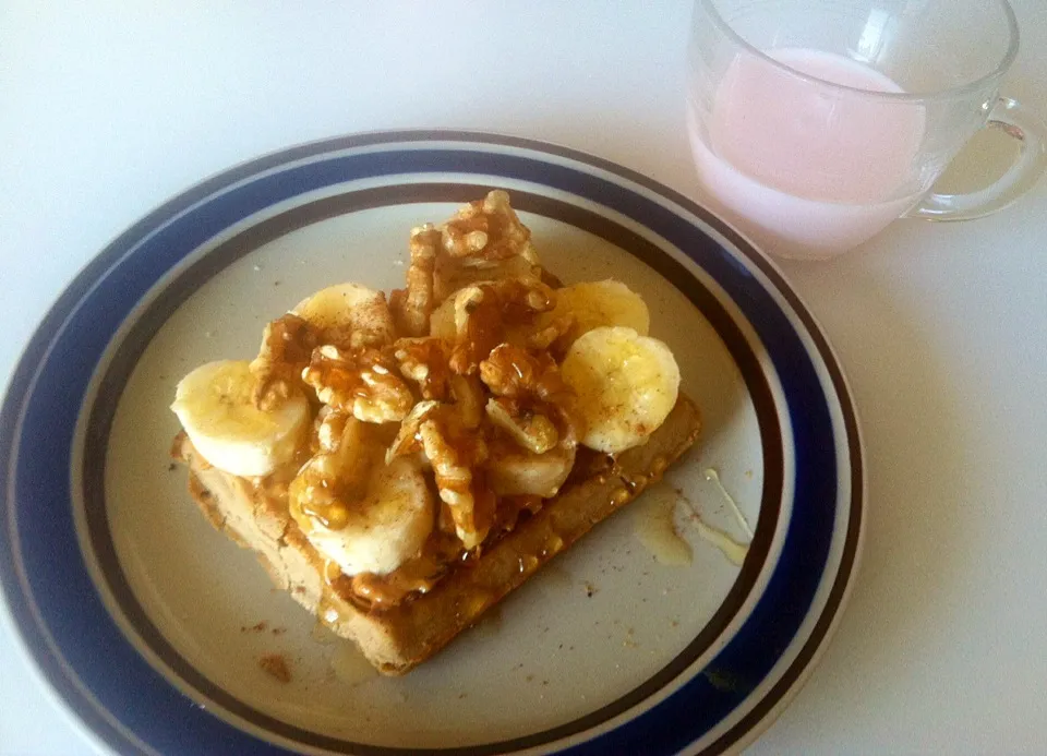 While wheat Belgium waffle with peanut butter, banana, walnuts, & honey. Side of kefir yogurt.|victoria valerioさん