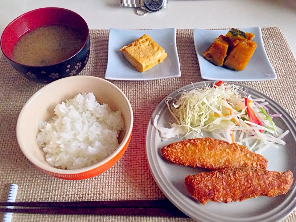 Snapdishの料理写真:紅鮭のポテト焼 だし巻き かぼちゃの煮物 落葉きのこ大根おろしの味噌汁|にゃろめさん