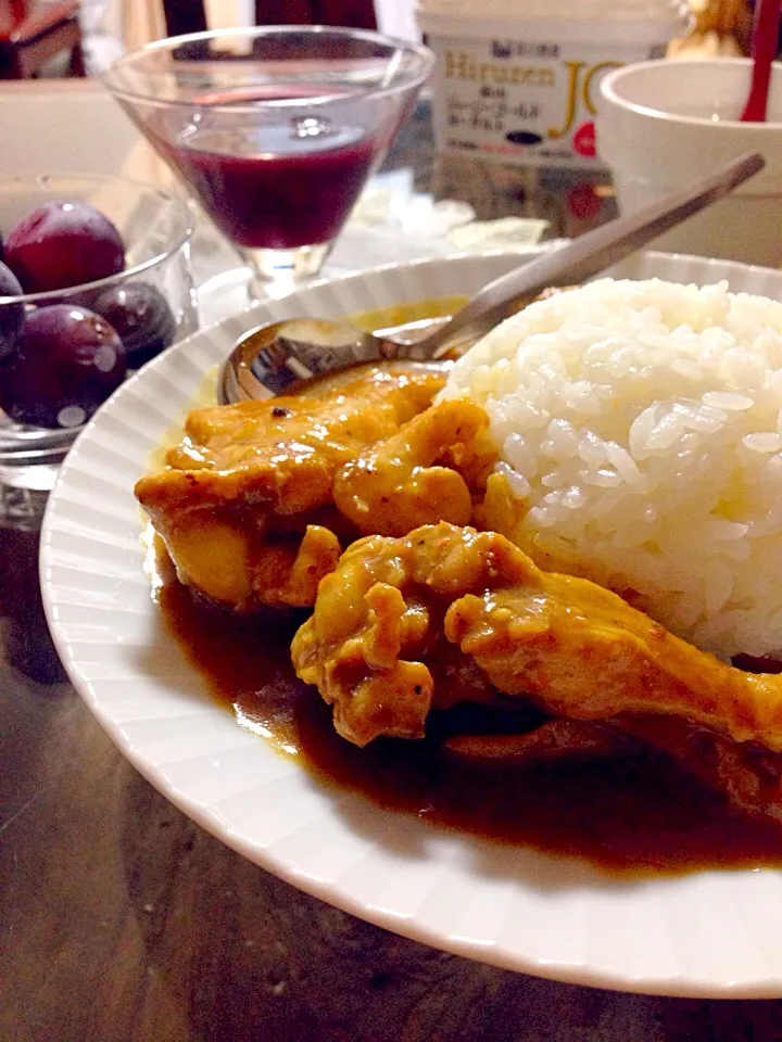 手羽元チキンの朝カレー。種なしピオーネ🍇と、山葡萄ゼリー入りの木ぶどうジュース。蒜山プレーンヨーグルトの朝ごはん。|Kumi_loveさん