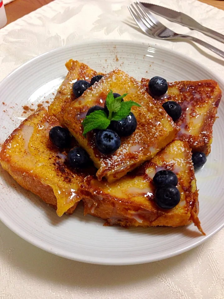 French toasts with fresh blueberries|Kumigarさん