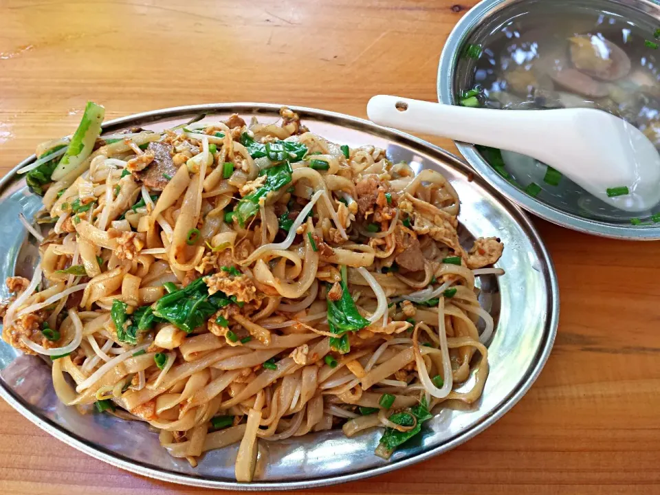 炒粉，海南经典早餐之一！样子不太好看，配料充足～口味点赞！搭配清爽解腻的海螺汤，可谓一绝～来海南必试|Aliceさん