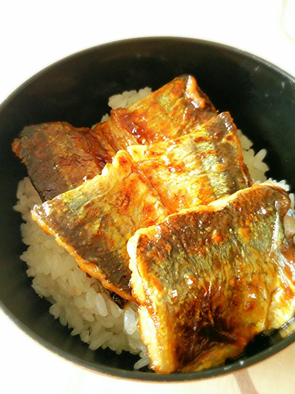 Snapdishの料理写真:頂き物の秋刀魚で蒲焼き丼🐟|ちはるさん