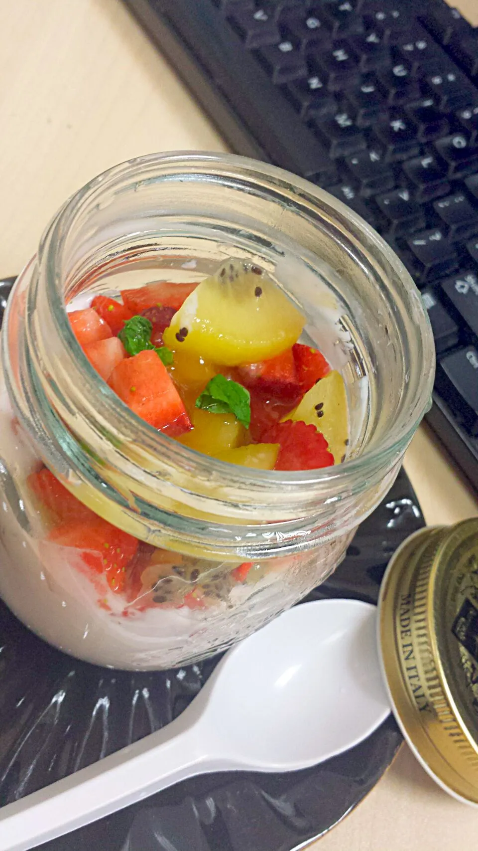 #snack #fruits #kiwi #Singaporean cuisine  
#healthy Fruits for teabreak. Anyone keen?|JazzyJasさん