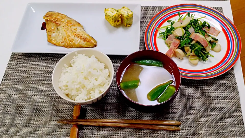 Snapdishの料理写真:今日の夕食 つぼ鯛の一夜干し、卵焼き、豆苗とエリンギの塩麹炒め、オクラの味噌汁|pinknari🐰🌈さん