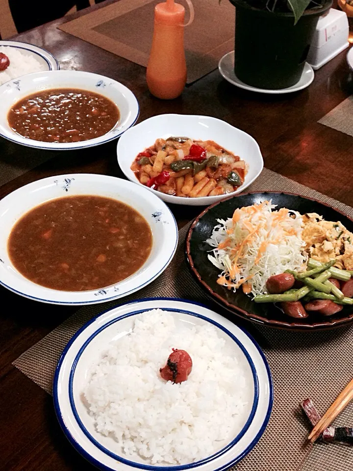 今日の晩ご飯 トッポギにカレースープ、アスパラとウインナーの炒めに炒り卵、毎日美味しい晩ご飯が食べられるっていいですね、|Keisei Chouさん