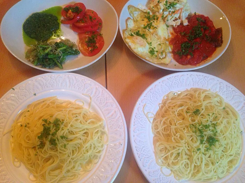 ゆうべ、ダーリンが作ってくれた自由なパスタ！塩のみのパスタにお好にあえるスタイル。出来たてパセリペースト、シラス小松菜オリーブオイル、トマトソース、パルミジャーノたっぷりの半熟目玉焼きに、コールスローとトマトアンチョビ！|カオカオさん