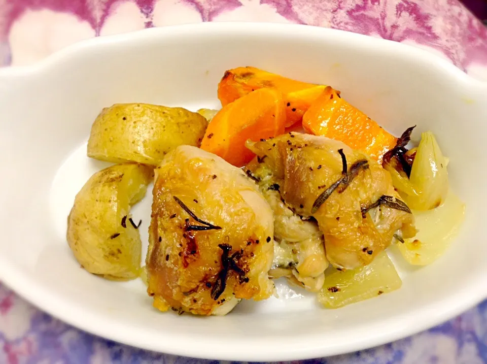 RoaStEd herBeD ChiCkEn, poTaToeS anD VeggiEs..|GeMzKiTchさん