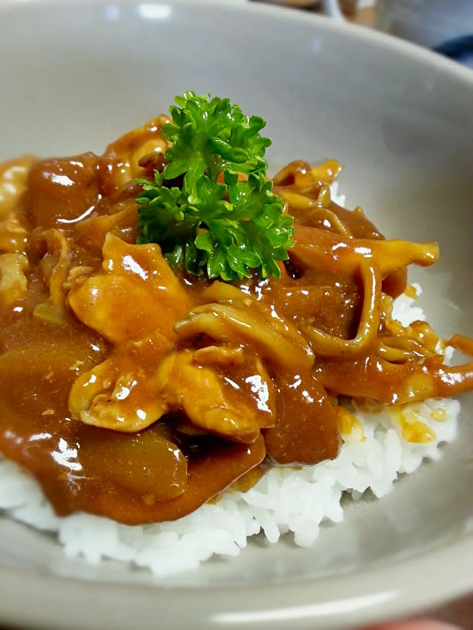 豚肉と舞茸のカレー丼|ふりるさん