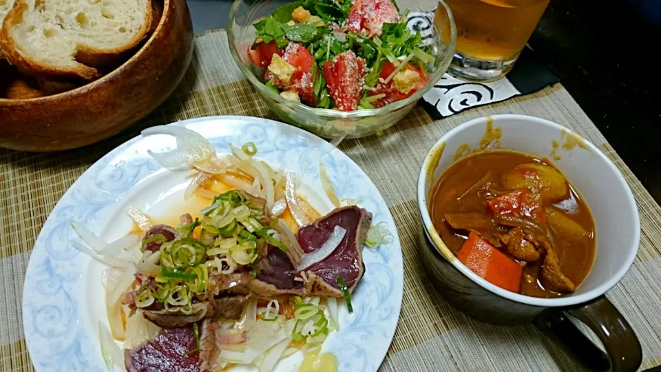 カレー＆カツオのたたき＆水菜とトマトのサラダ|まぐろさん