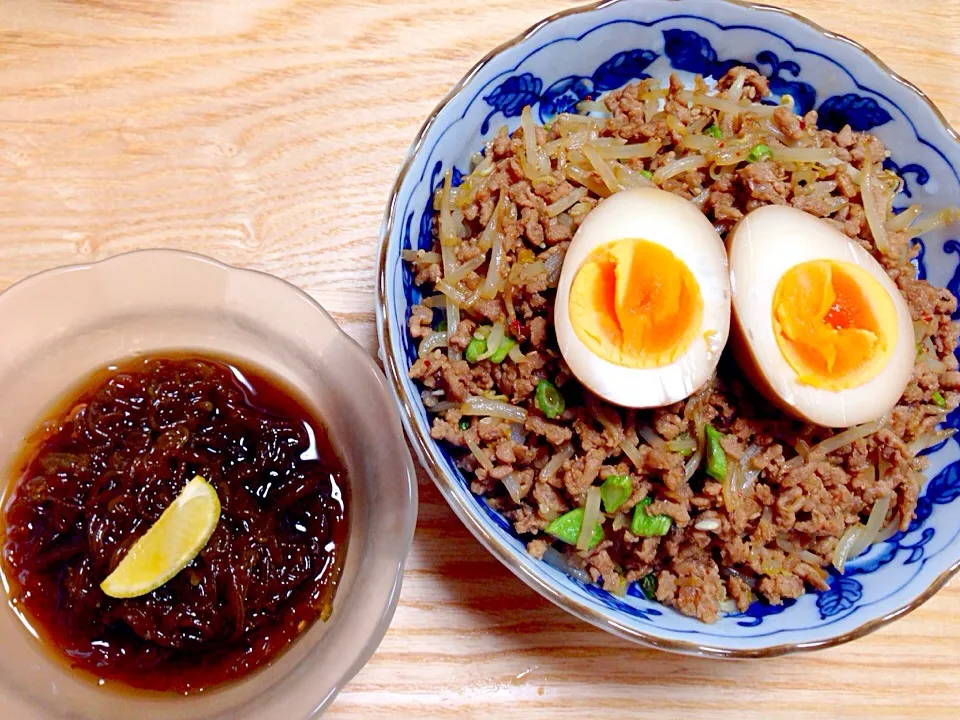 生もずくと、そぼろ丼煮玉子のせて✧*|Makiさん