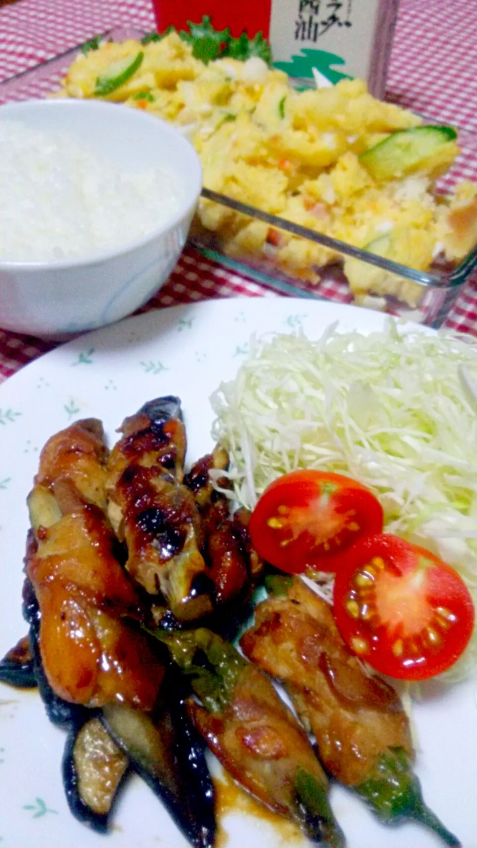 Snapdishの料理写真:肉巻き照り焼きソテー(鶏ももスライス肉･茄子･ししとう)、千切りきゃべつ、ミディトマト、ポテトサラダ(じゃが芋･ベーコン･ツナ･人参･きゅうり･玉葱･ゆで卵)|まあるさん