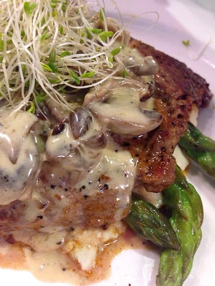 Steak with mushroom sauce|hweeyhさん