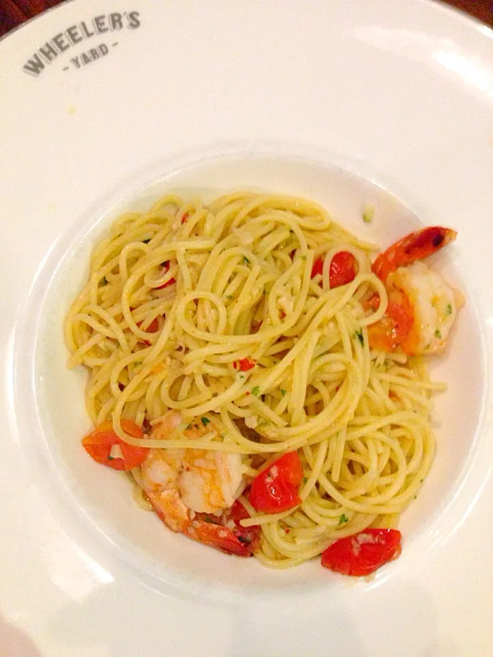 Snapdishの料理写真:prawn aglio olio|hweeyhさん