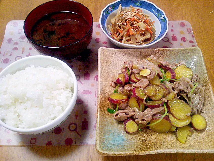 Snapdishの料理写真:さつまいものバター煮 れんこん入りきんぴら お味噌汁|いもこ。さん