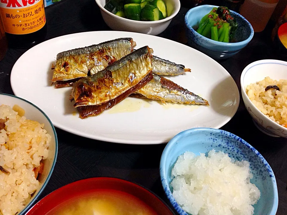 今日の晩ご飯は、鶏五目炊き込みご飯、秋刀魚の塩焼き、小松菜の梅和え、きゅうりの浅漬け、豆腐とわかめの味噌汁。|ゆえさん