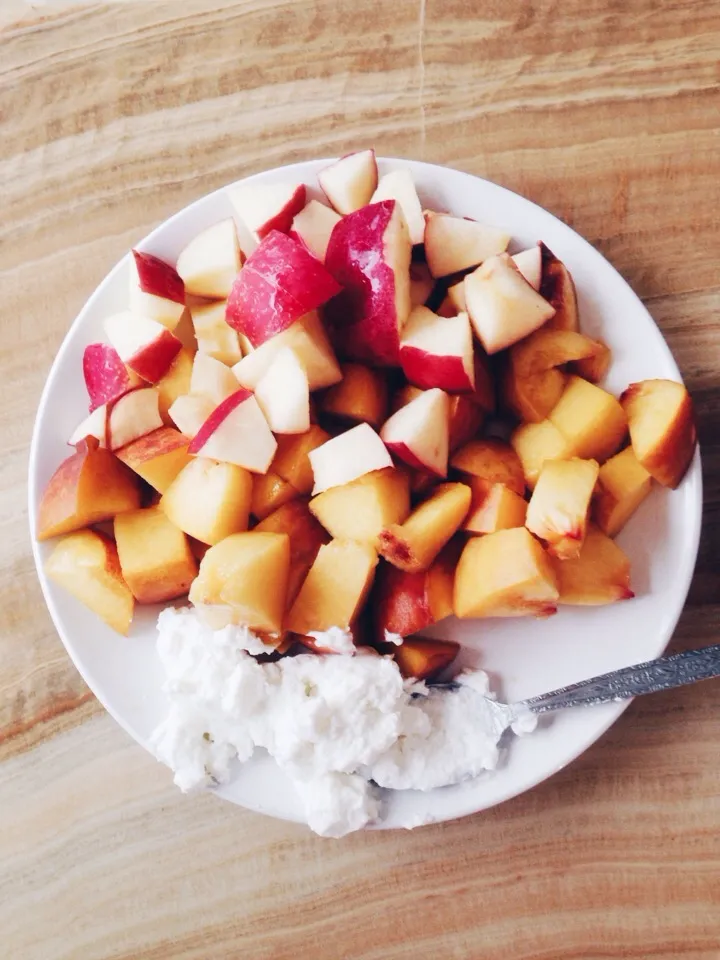 Snapdishの料理写真:Peach, apple, yogurt|Elinaさん