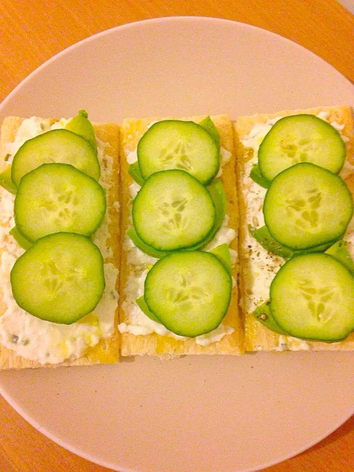 Snapdishの料理写真:Cottage Cheese Avocado + Cucumber Cruskits|Chrisy Hillさん