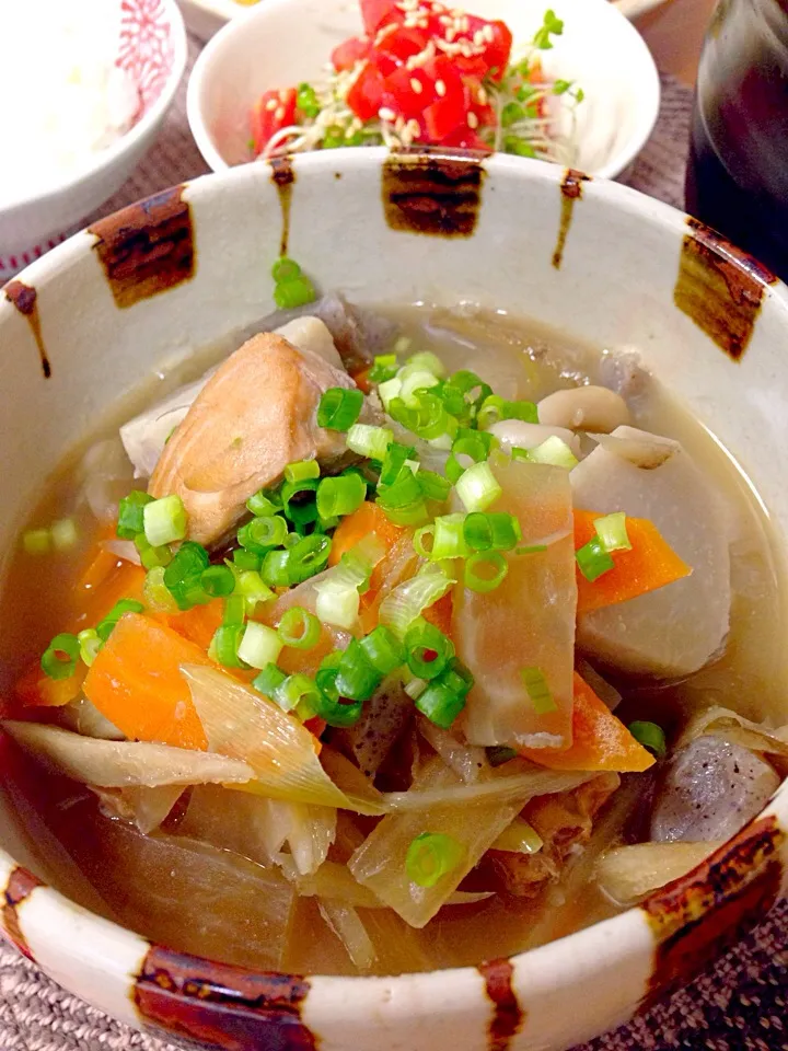 焼き鮭 大根 人参 ごぼう 里芋 ネギ 油揚げ こんにゃく ブナピーの味噌汁🍀|デミさん