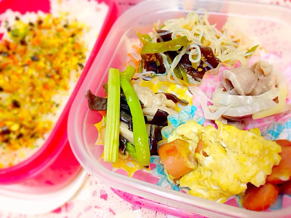 お弁当、麻婆春雨、チキンのガーリックしょうゆ炒め、砂肝の塩レモン、ウィンナーと卵炒め|ちるのさん