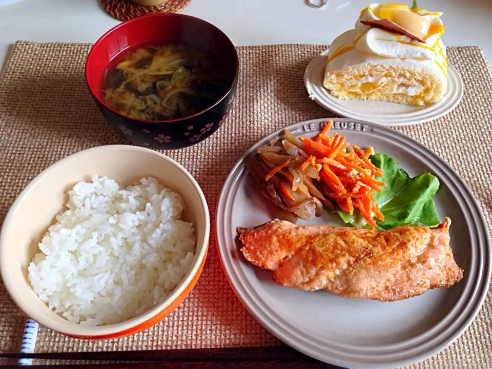 鮭のムニエル ピリ辛牛蒡蒟蒻 にんじんしりしり 若芽お麩茗荷の味噌汁 ロールケーキ|にゃろめさん