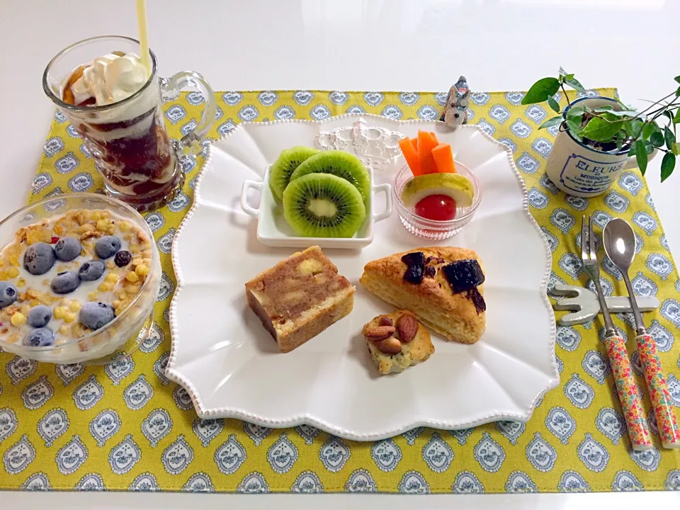 Snapdishの料理写真:バター無しのスコーンにラムケーキにコーヒージェリーラテと幸せなモーニング✨|ともりんさん