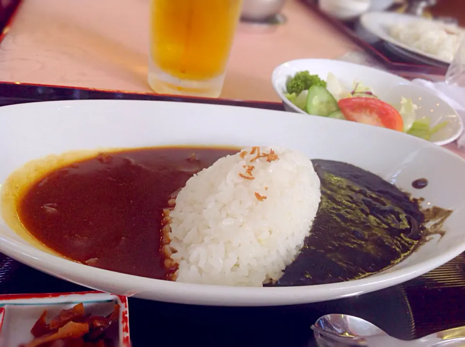 ハーフ＆ハーフカレー(ブラックカレーと普通のカレー🍛|アライさんさん