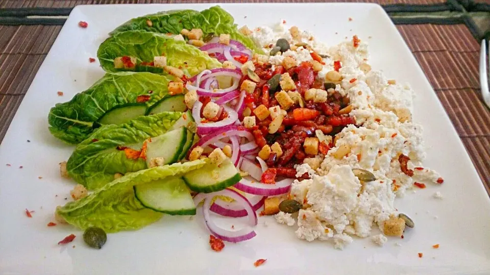 Salad: romaine lettuce, red onion, honey glazed bacon, croutons, smoked white cheese ..|Matthew NLさん