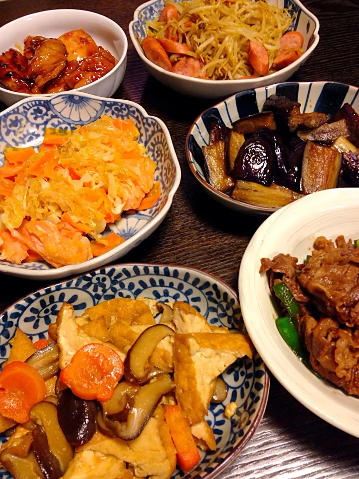 明日のお弁当のおかず♡＊照り焼きチキン＊もやしとソーセージのカレー味炒め＊鮭のチャンチャン焼き＊茄子の煮浸し生姜風味＊厚揚げの中華風煮物＊牛肉の焼肉のタレ炒め|Mutsumi Minakuchiさん