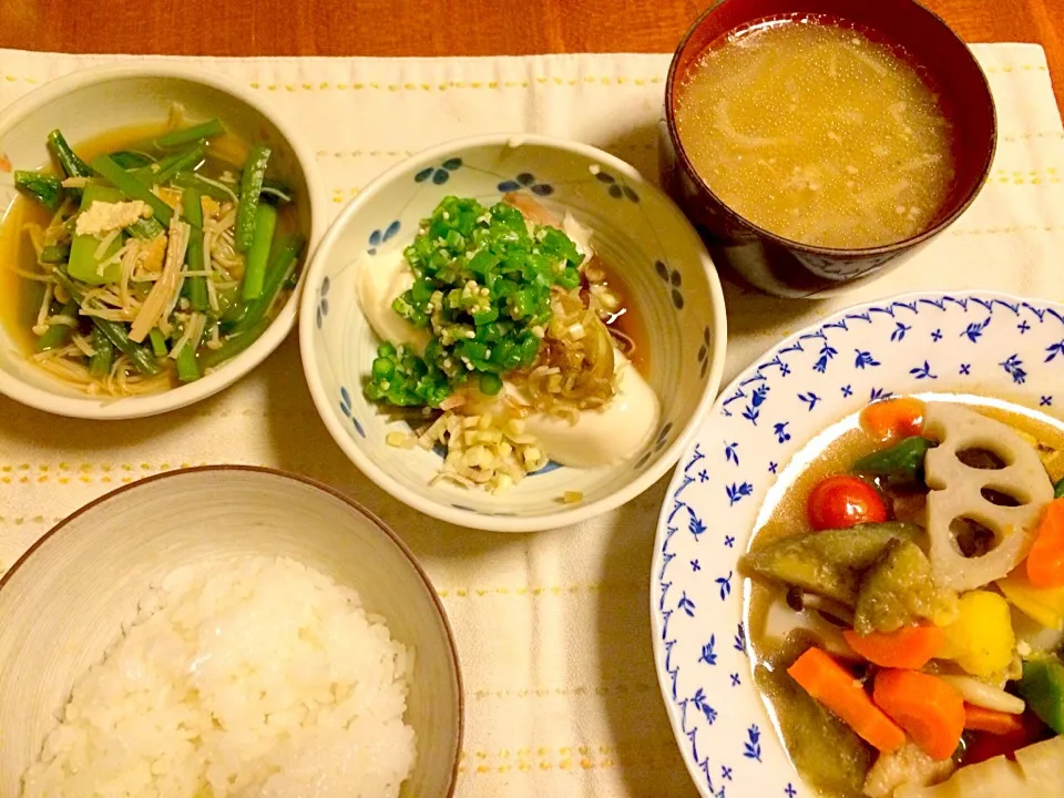 Snapdishの料理写真:鶏肉といろいろ野菜のスープ煮、冷奴、小松菜の炊いたん、エノキの味噌スープ|あんなさん