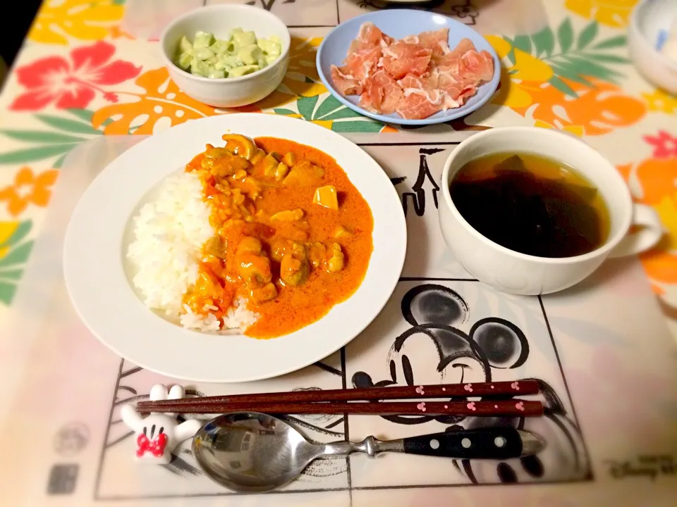 バターチキンカレーとワカメのスープとアボカドマヨ和えと生ハム|Yukiko Takanoさん