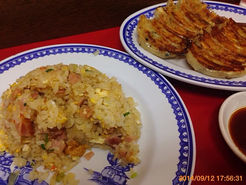 Snapdishの料理写真:珉珉の餃子と炒飯だよ〜！|カリヤ レイイチロウ。さん