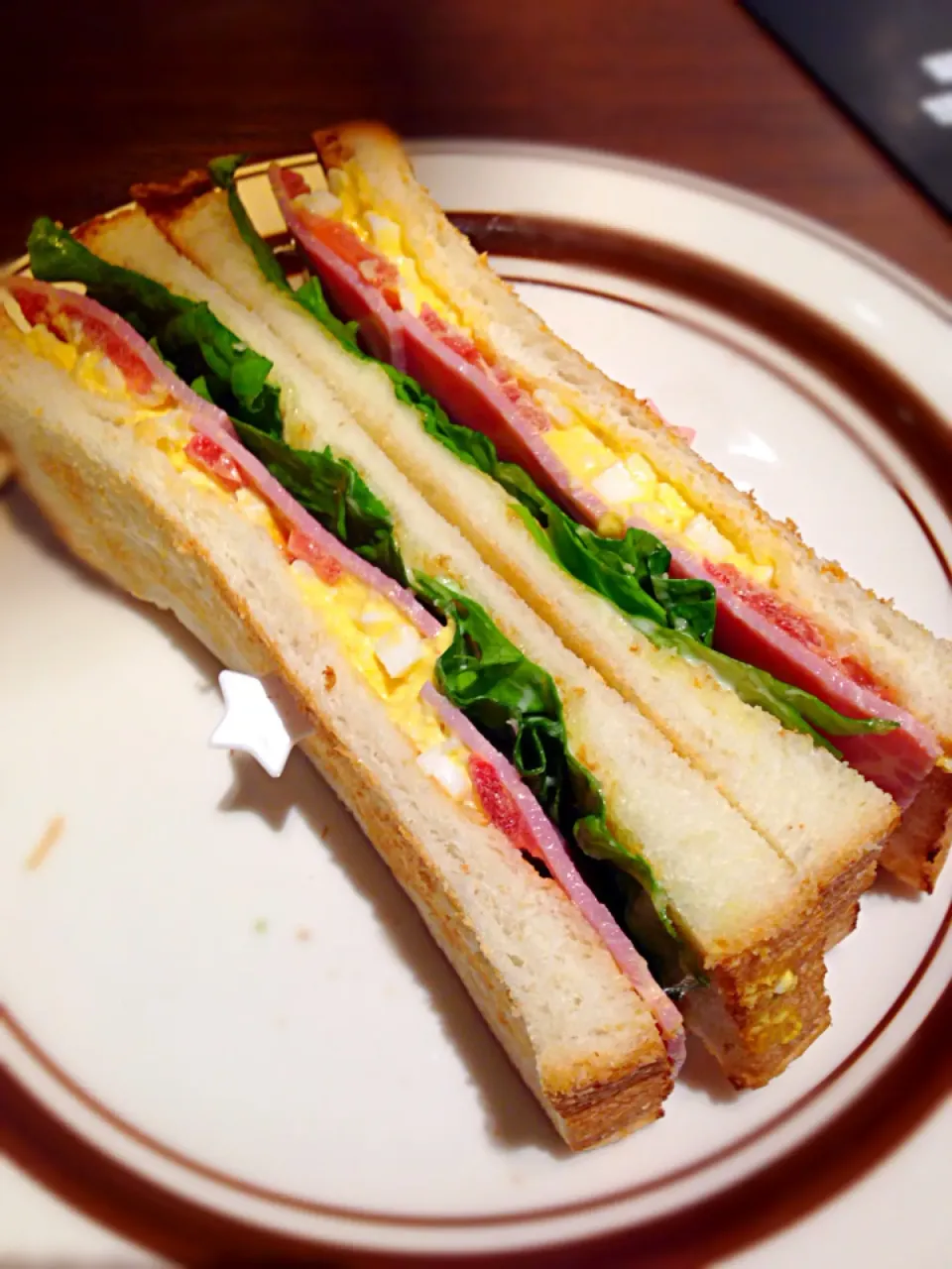 初‼︎星乃珈琲 スフレパンケーキが焼きあがるまで空腹耐えられないので、娘と半分ずつ食べたハムサンド💕|あっこぷーさん