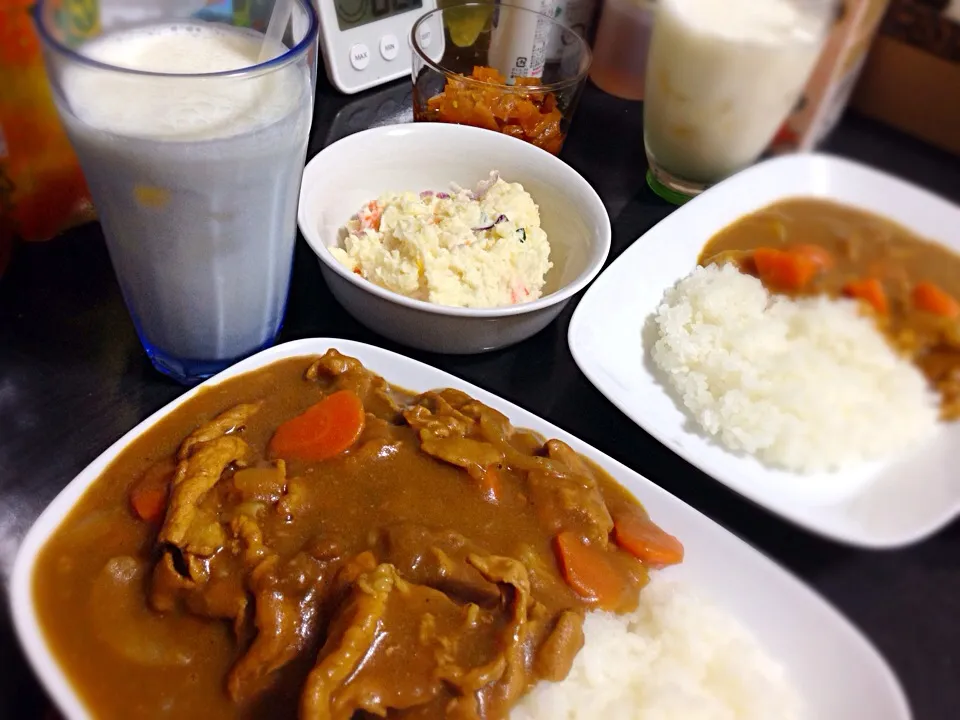 今日の晩ご飯は、ポークカレー、ポテトサラダ、ラッシー。|ゆえさん