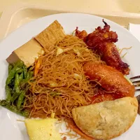 fried beehoon with all sorts of stuff sorry its half eaten
#toodelicioustowait #halfeatenpizza|KaikoKazashiさん