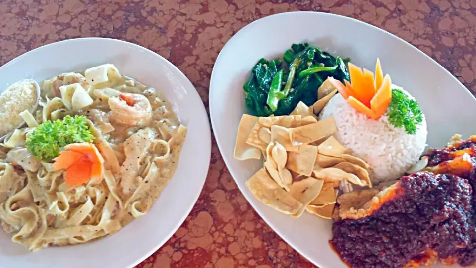 Snapdishの料理写真:seafood pasta and fried chilli fish with rice :P
From Tioman Island, Malaysia. #superspicy|KaikoKazashiさん