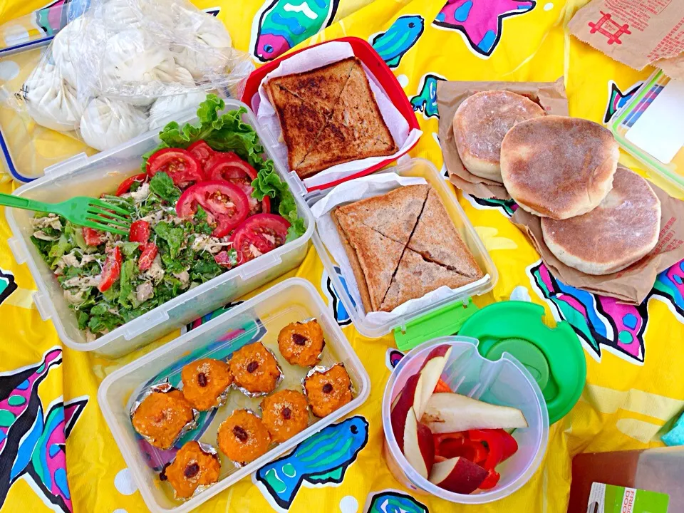 Picnic time😜grilled cheese,grilled peanut butter sandwich,season salad,sweet potato ball,steamed bun.....😊😊|Nonononoさん