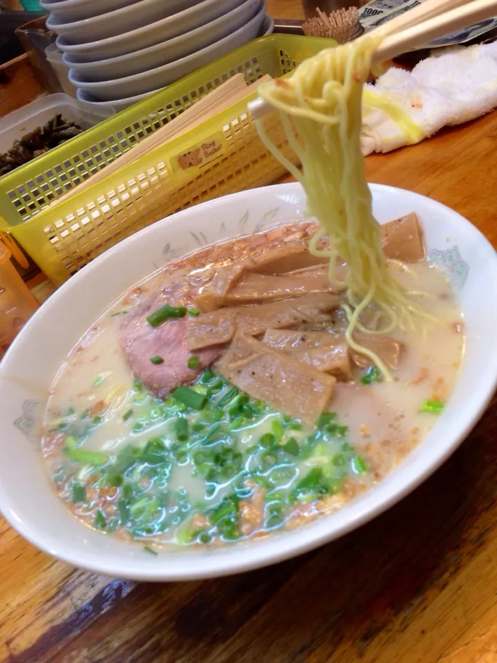 Snapdishの料理写真:✨とんこつ朝ラーメン1杯目✨|中さんさん