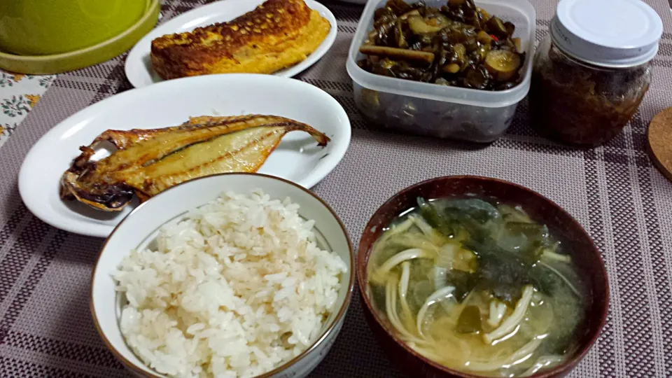 鯵の干物、玉ねぎえのきワカメのお味噌汁、しじみの佃煮入りだし巻き玉子、キュウリとゴボウの漬物～♪|三宅章人  Akihito Miyakeさん