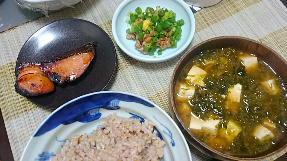 味噌漬け鮭＆納豆＆豆腐とアオサの味噌汁|まぐろさん